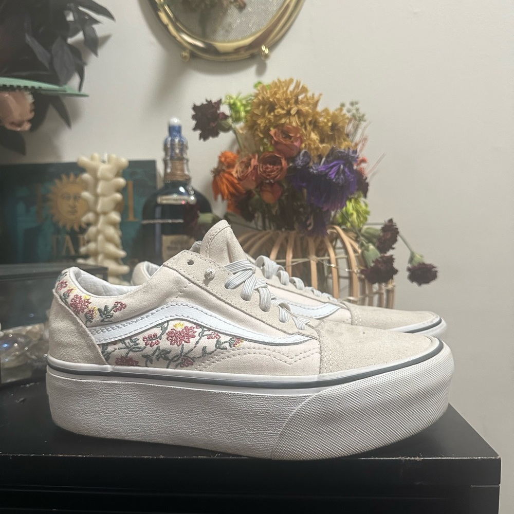 Cream Platform embroidered Vans. 7W